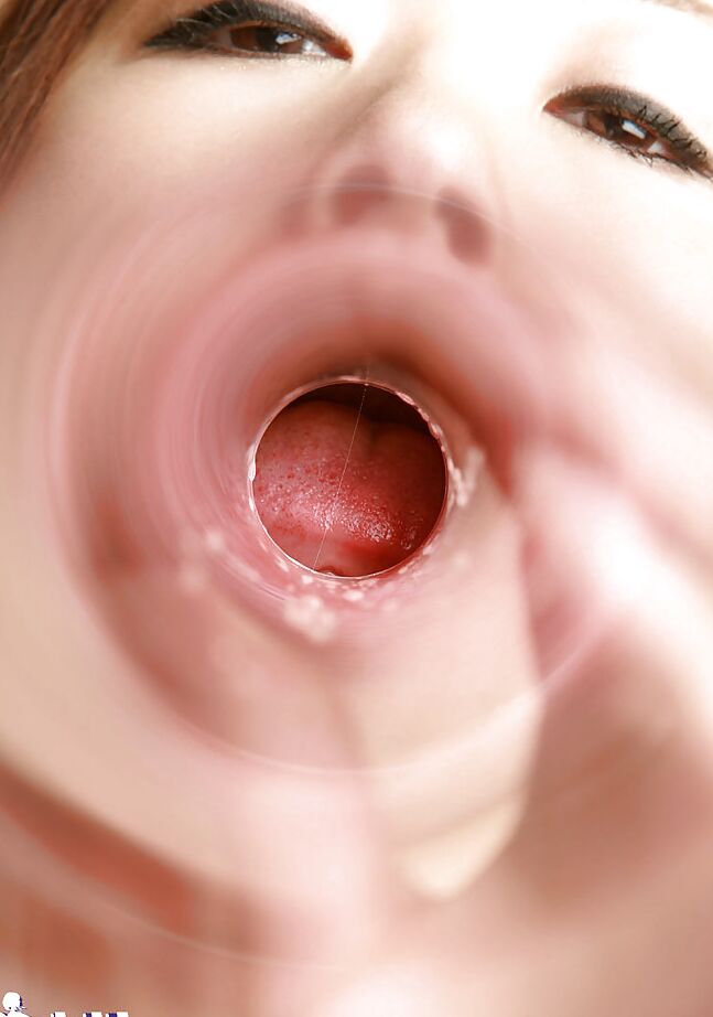 16P Zorra asiática caliente en lencería Misuzu Hiroze desnudándose y provocando su coño