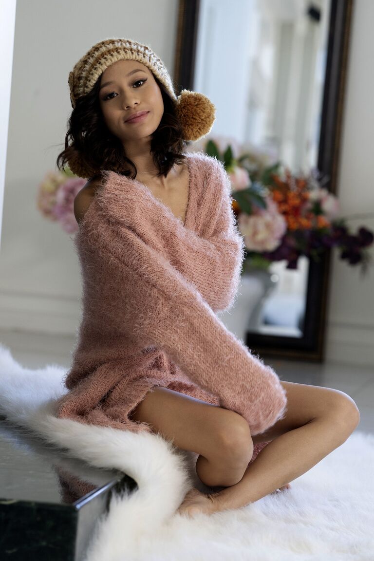 21P Teen Jasmine Grey révèle son petit corps et pose avec un bonnet d'hiver