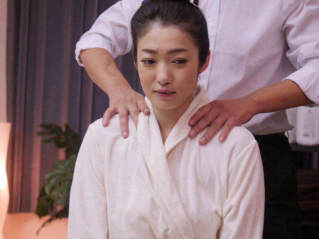 20P Maravilhosa japonesa MILF Ryu Enami deixa sua buceta lubrificada e desossada