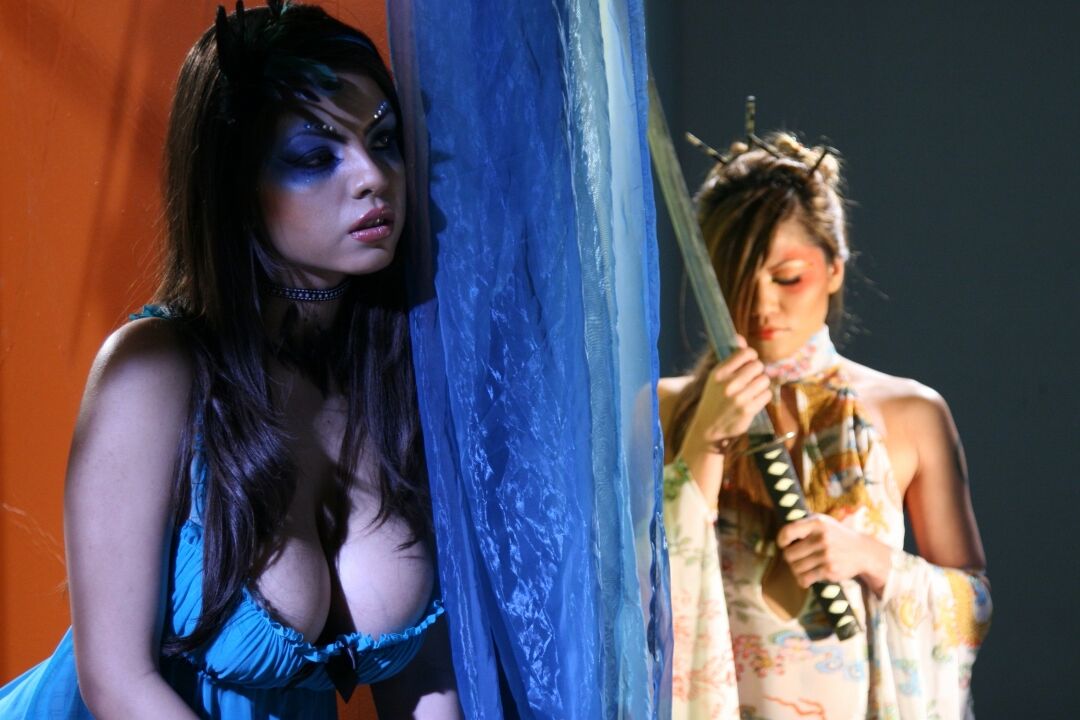 21P Petite Latinas Charmane StarとYuri Luvがお互いのクリトリスを味わい合う
