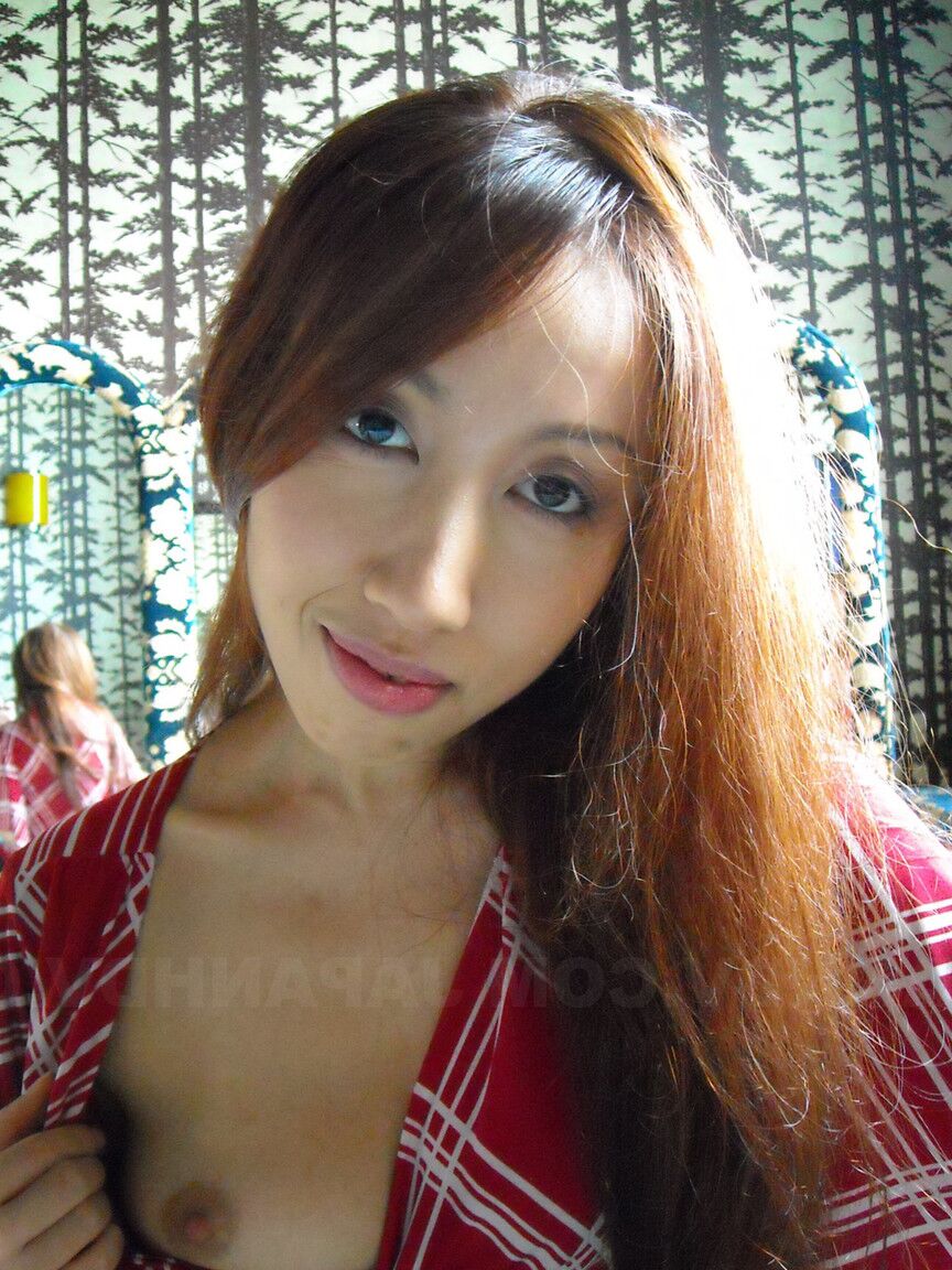 21P Chica asiática sexy se desnuda y se ducha antes de que le follen el chocho peludo