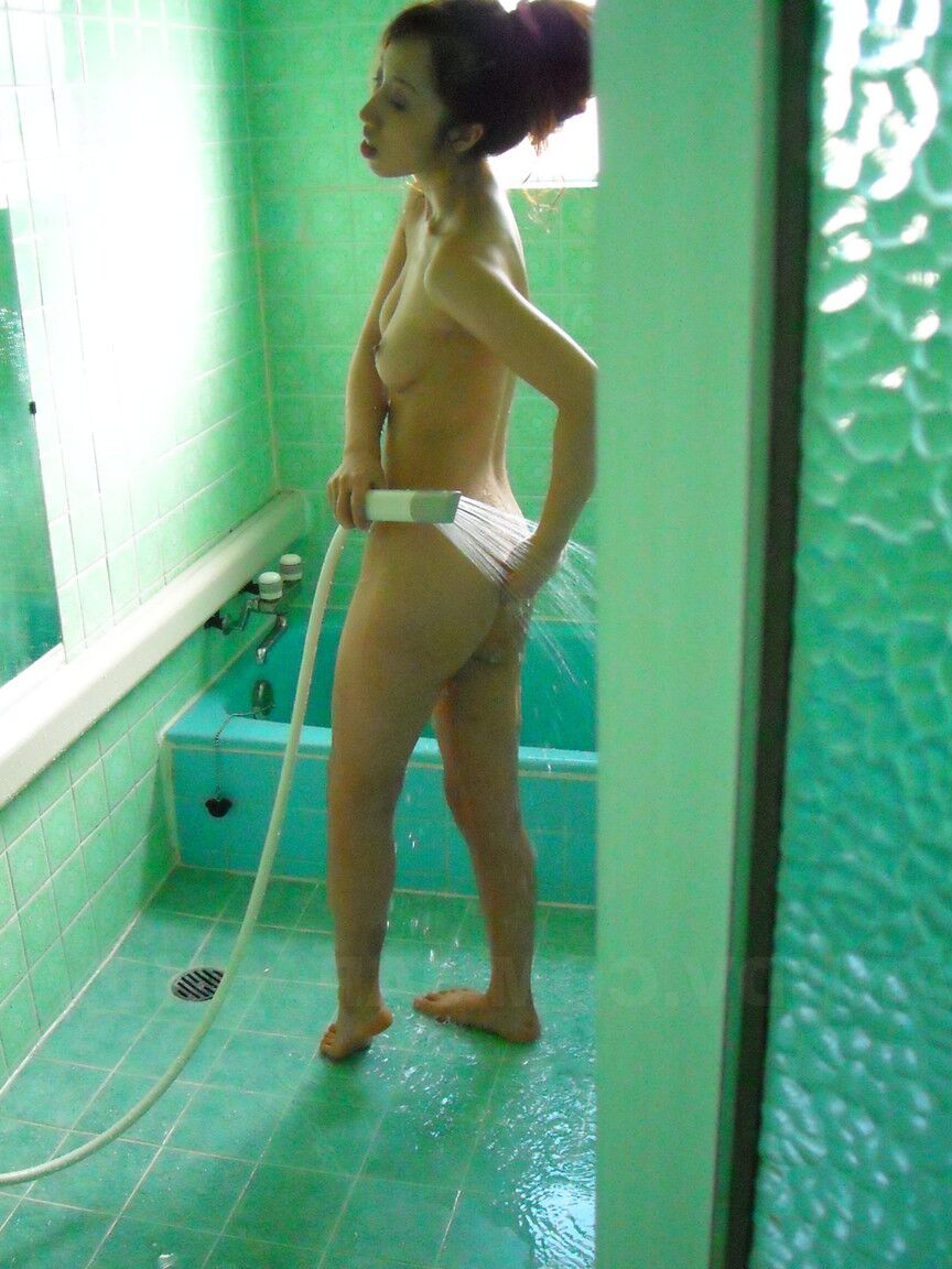 21P Chica asiática sexy se desnuda y se ducha antes de que le follen el chocho peludo