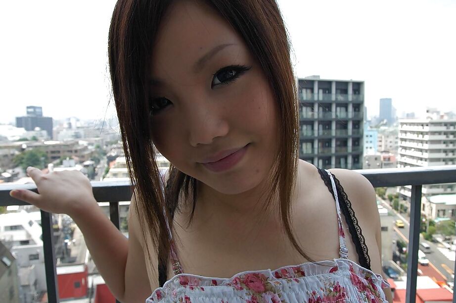 16P Gata asiática com fome de sexo Nagisa Matsui se despindo e vibrando sua fenda