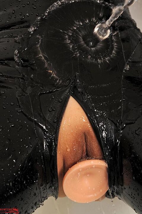 16P Asian babe in latex Midori Tanaka is masturbating in the bath
