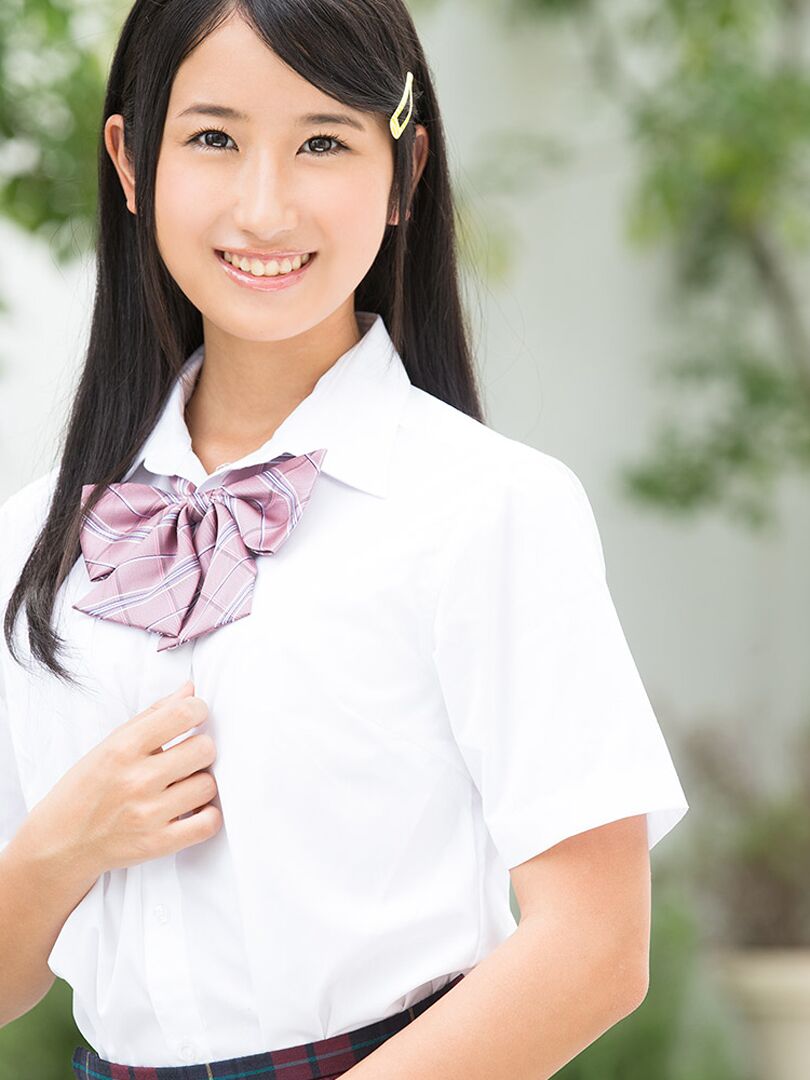 20P La linda adolescente japonesa Suzu Ichinose se masturba antes de mamar