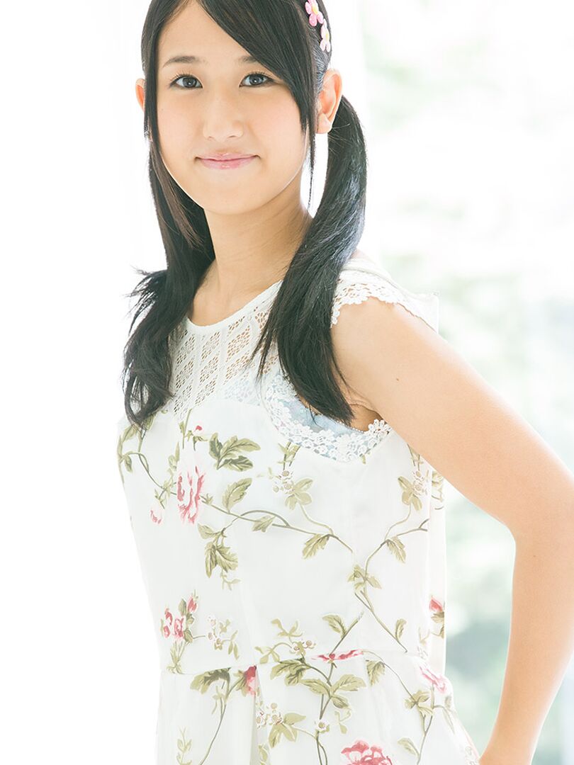 20P La linda adolescente japonesa Suzu Ichinose se masturba antes de mamar