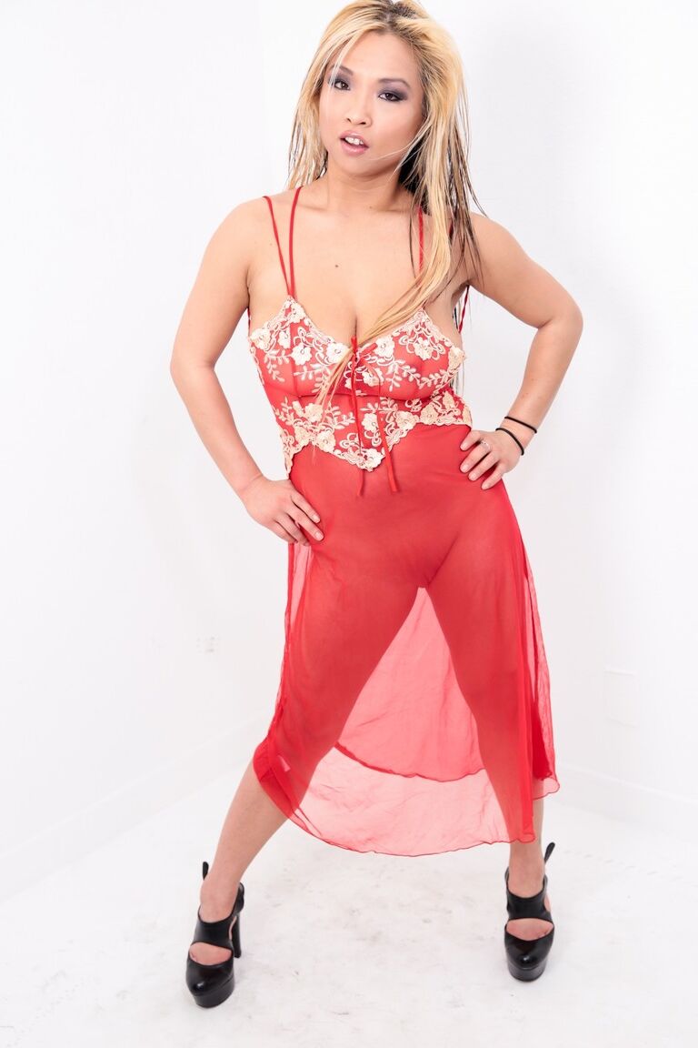 21P A pequena estrela pornográfica asiática Mia Rider expõe seus peitos grandes e posa em um solo