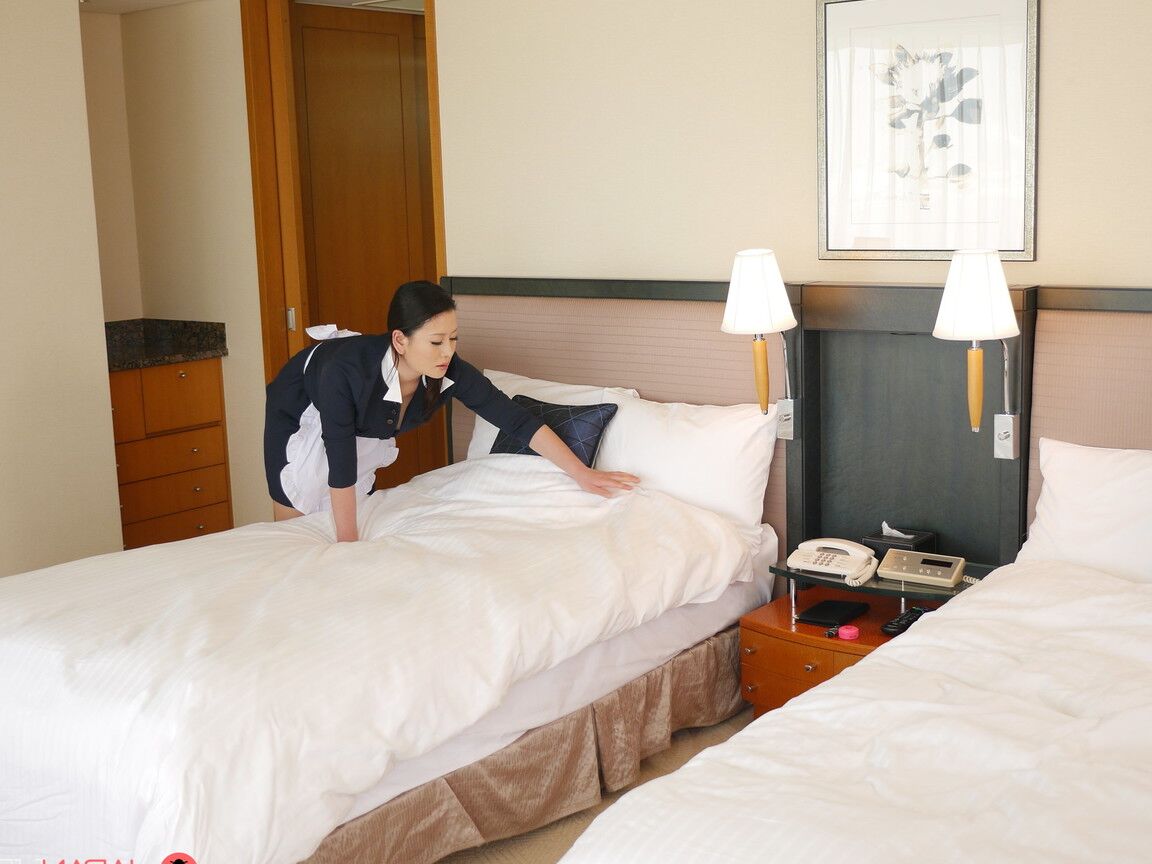 20P La criada japonesa tetona Rei Kitajima masturbándose en la habitación del hotel