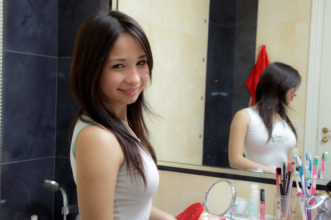 12P Hermosa adolescente asiática da placer a su apretado coño durante un baño de burbujas