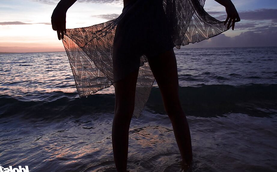 15P La tentadora asiática Mari Misaki se quita la ropa al aire libre