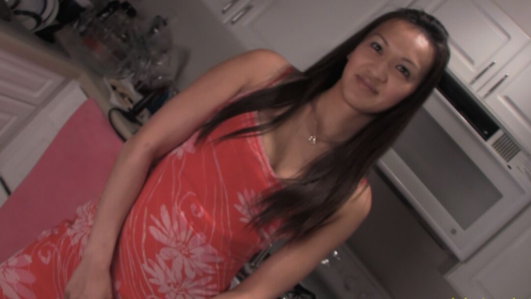 15P Piss Whore Training Joven puta bebiendo su orina