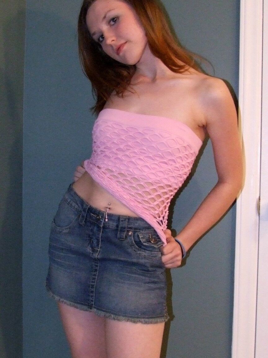21P Asian MILF Kitty de peito achatado exibe seu corpo magro em uma sessão solo de nudez