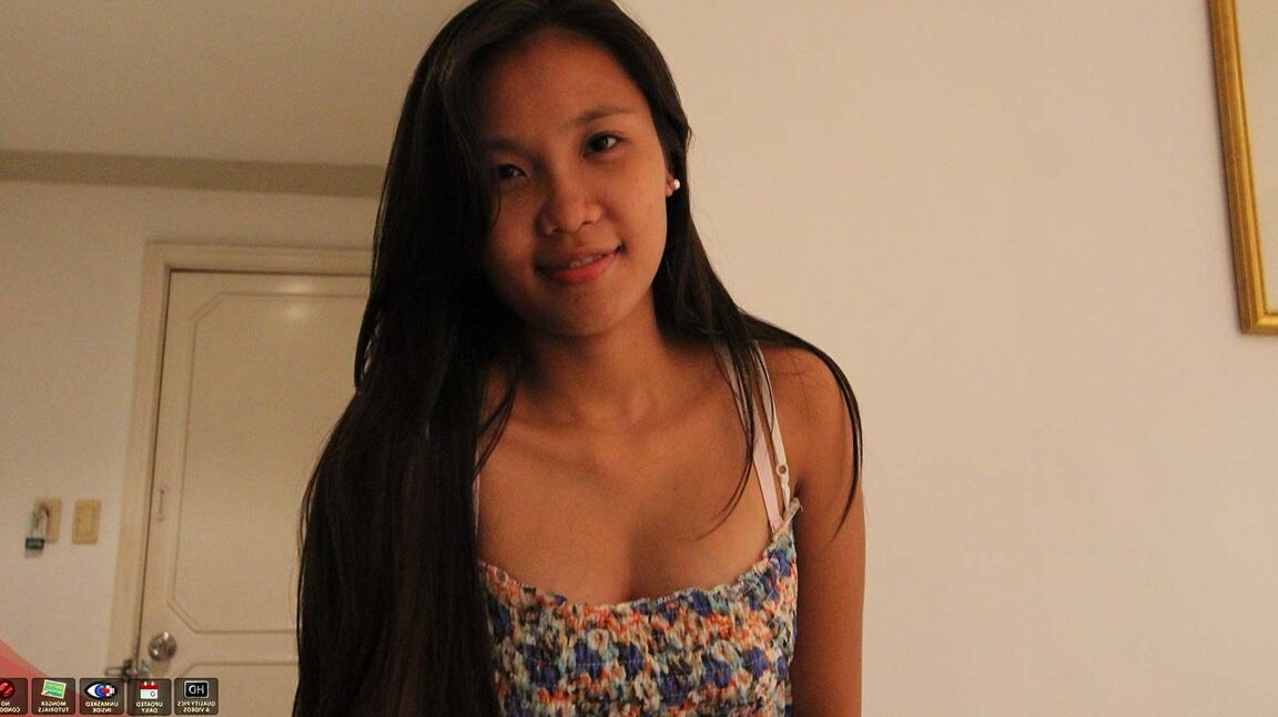 15P La adolescente asiática de grandes tetas Corazón recibe un creampie después del sexo POV en una cama