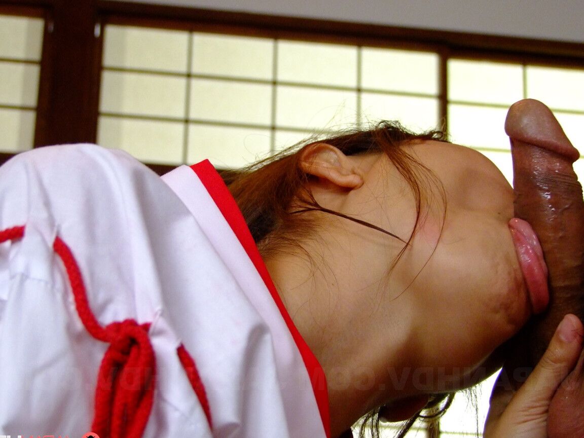 21P A esposa asiática Yuuno Hoshi dá um grande golpe em seu regalo peludo e ganha um creampie
