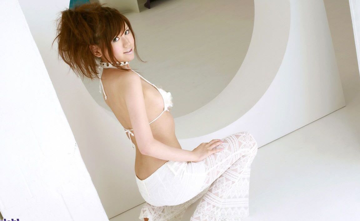 16P Sexy adolescente japonesa está posando para mostrar sua buceta gostosa e bunda fodível