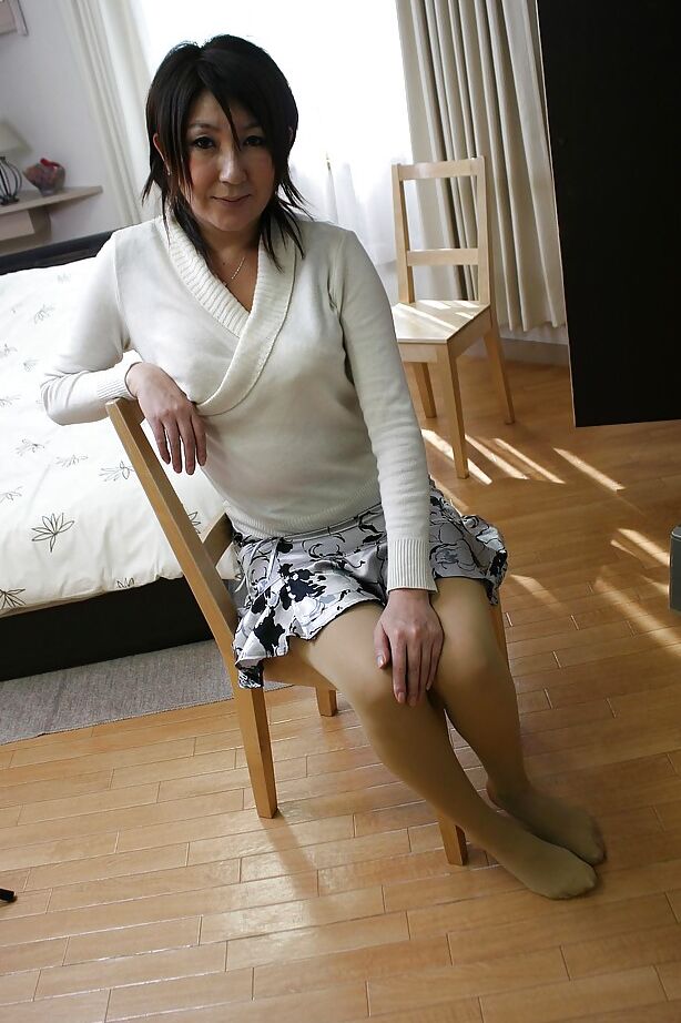 16P Die hübsche asiatische MILF Keiko Ayata masturbiert mehrmals am Tag