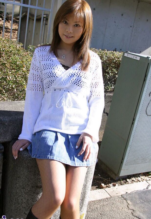 Le modèle japonais 16P, Rion, se met nue en talons lors d'un engagement en solo.