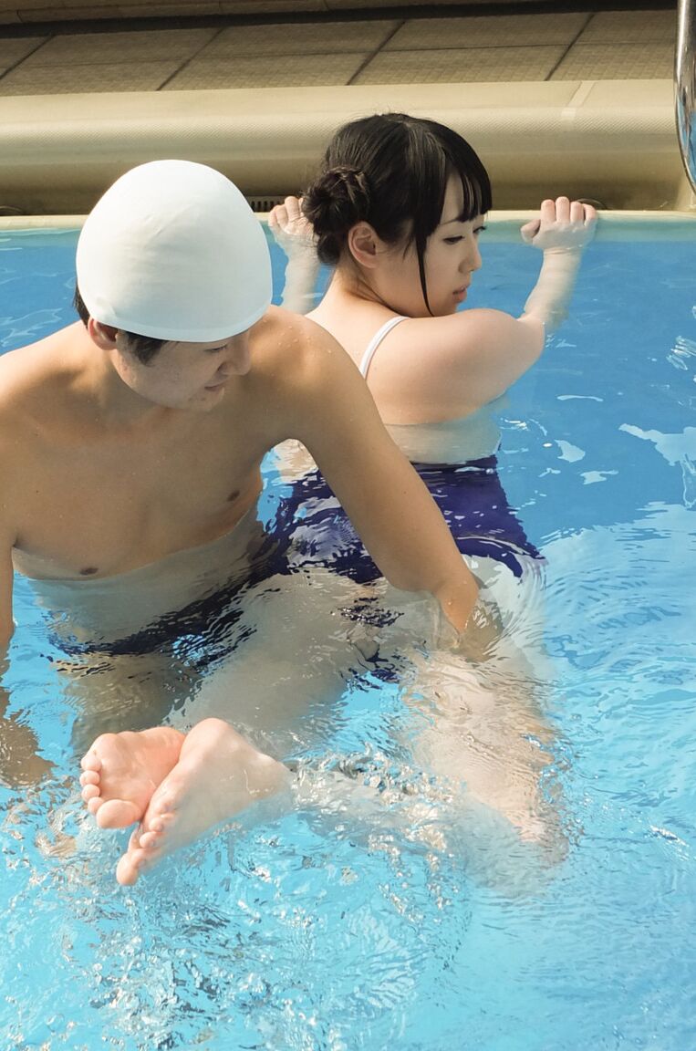 21P 日本の美女尾野真知子がプールで水泳インストラクターをフェラする