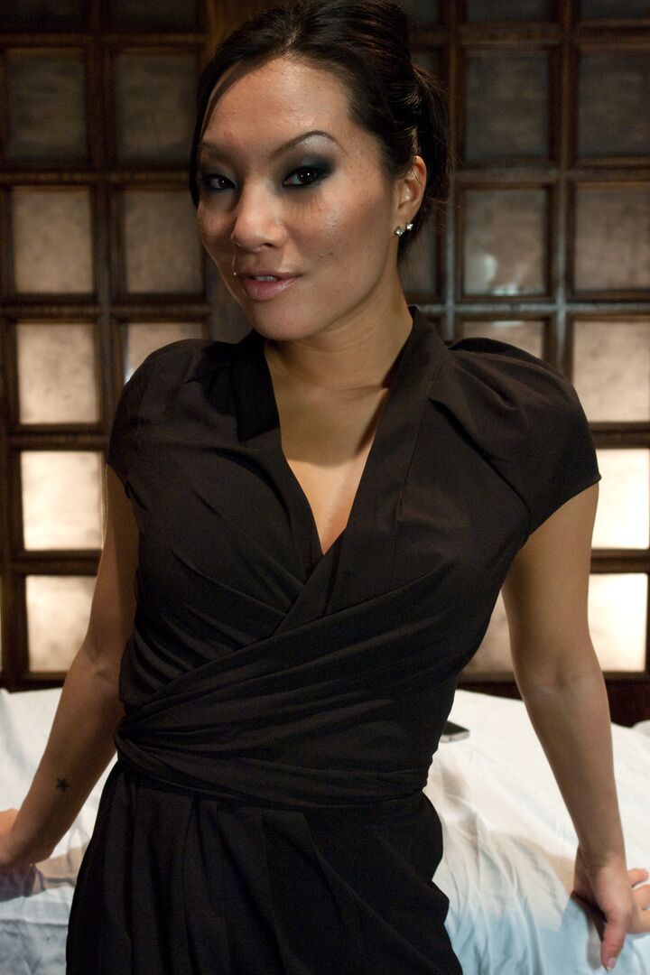 21P La superbe MILF asiatique Asa Akira exhibe ses gros seins et donne un massage chaud