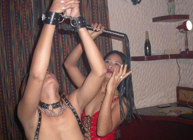 15P Lésbica Domme Asiática lésbica femdom em couro