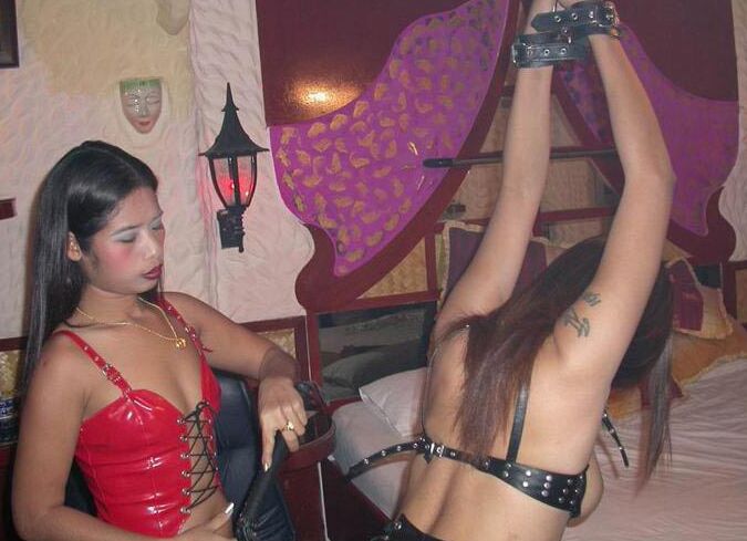 15P Lésbica Domme Asiática lésbica femdom em couro
