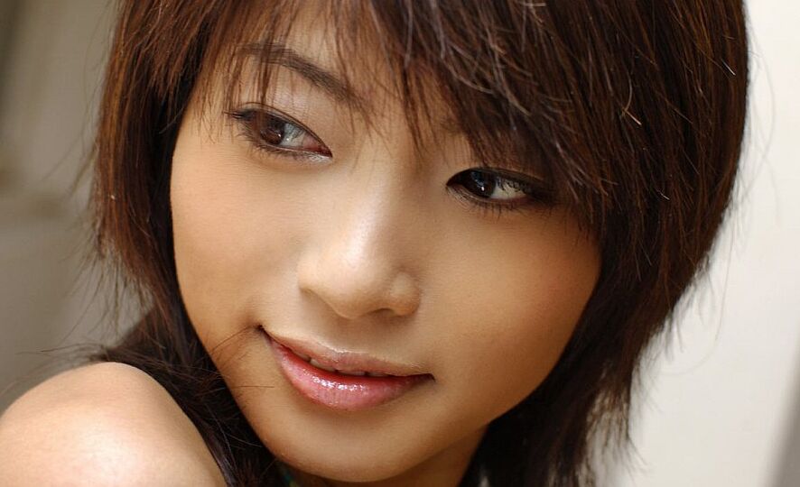 16P A adolescente japonesa gostosa Rin Suzuka expõe sua buceta peluda durante ação solo