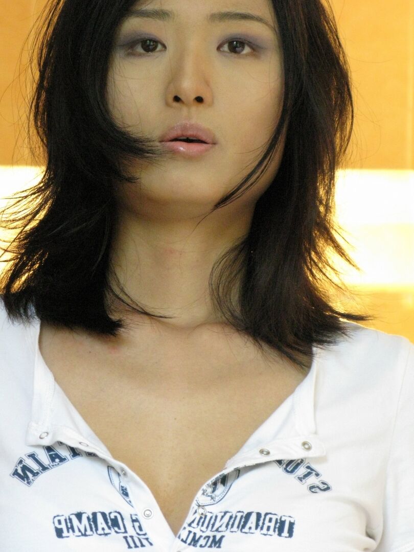 21P Elisa, une jeune asiatique amateur, se met nue et montre sa vulve poilue.