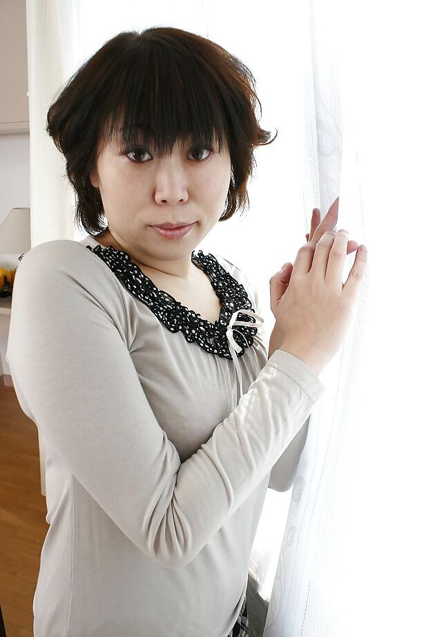 16P Yoshiko Sakai adora meterse los dedos en el coño peludo y jugar con el vibrador