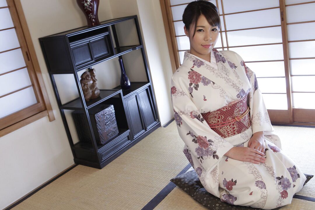 21P Beleza japonesa com peitos empinados Sara Saijo é pega e enlouquecida