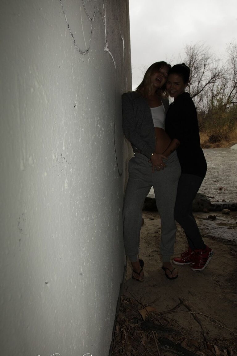 16P A bela asiática Dana Vespoli lambendo a buceta de suas amigas Jessie Andrews ao ar livre