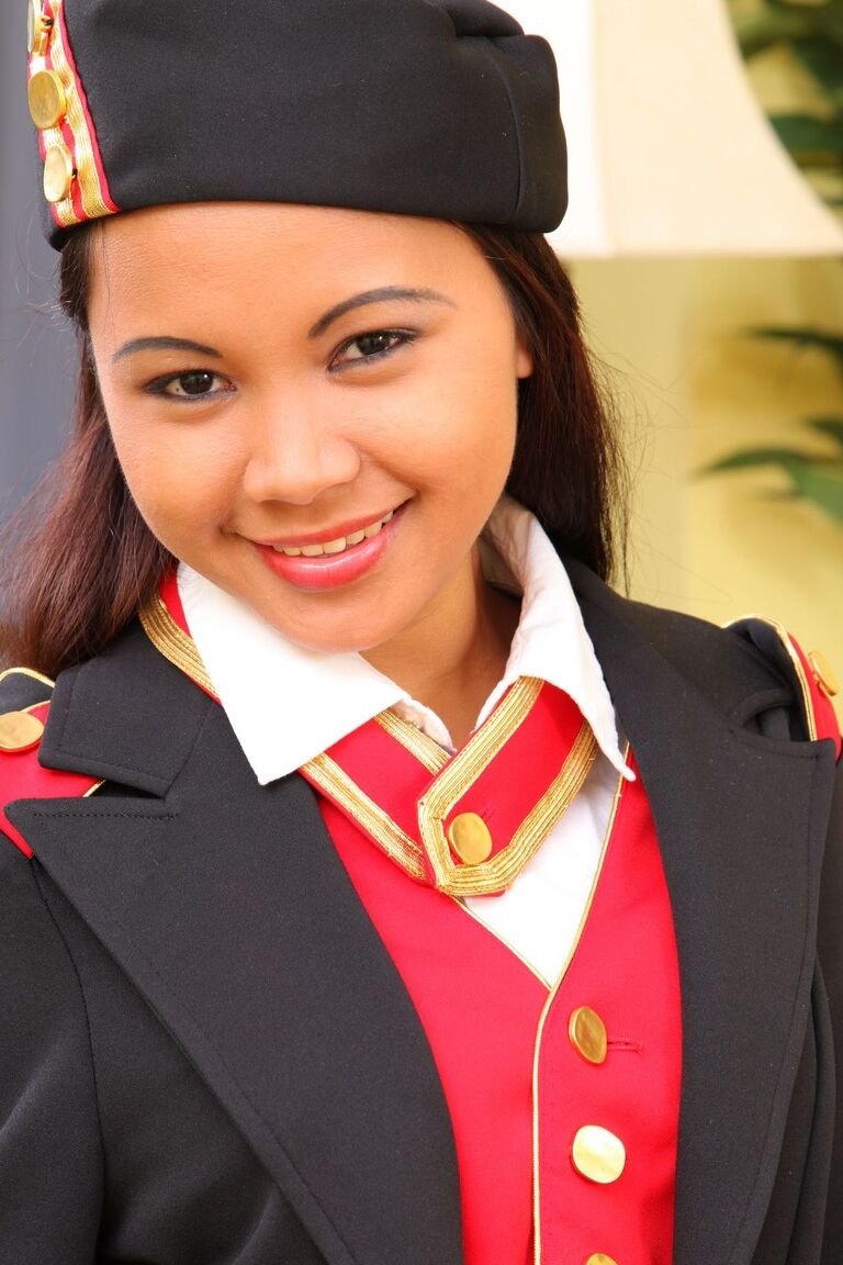 21P Die süße asiatische Stewardess Jasmin zieht sich auf dem Ledersofa aus