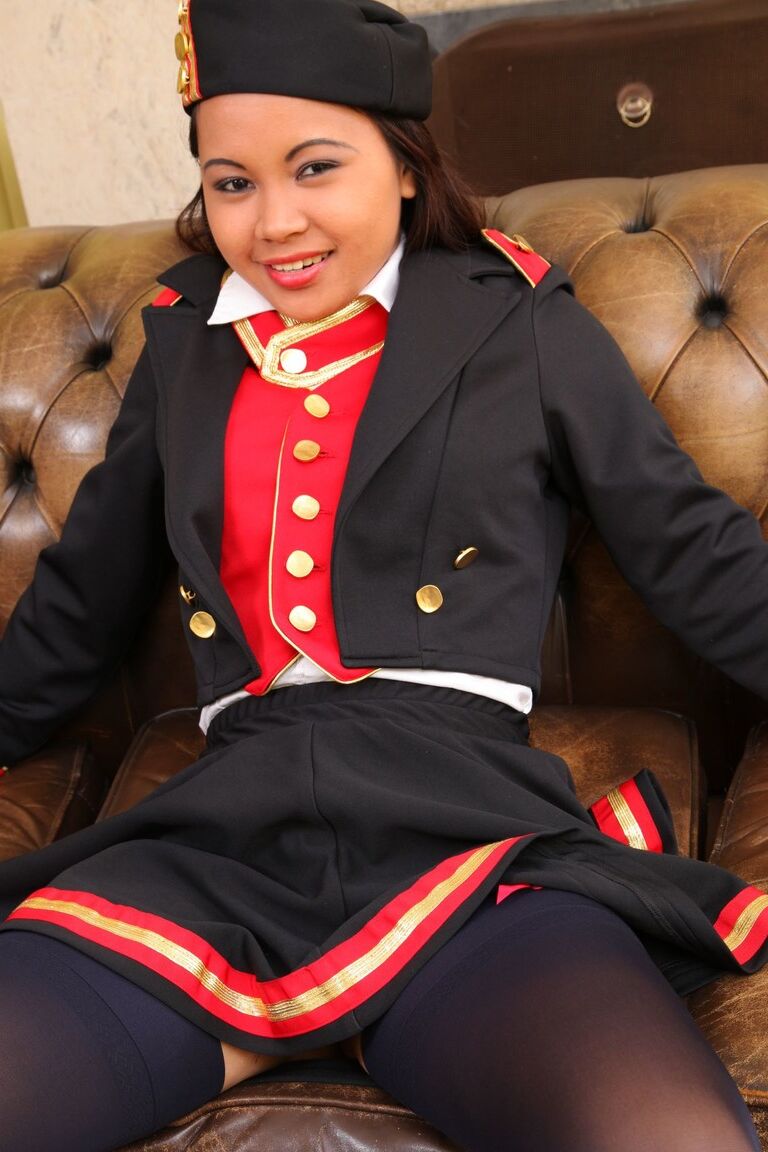 21P Die süße asiatische Stewardess Jasmin zieht sich auf dem Ledersofa aus