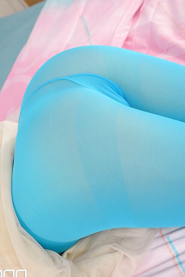 16P, la jeune asiatique You Mi en collants bleus se déshabille et joue avec sa chatte bien rasée.