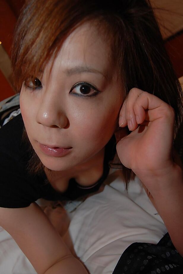 16P Morena asiática milf com uma buceta peluda Yoshimi se masturbando