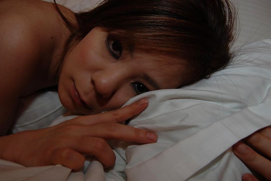16P Morena asiática milf com uma buceta peluda Yoshimi se masturbando