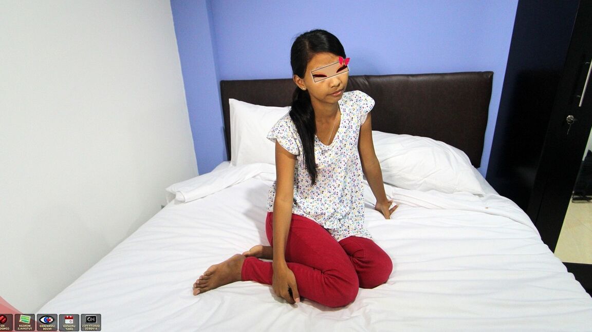 15P Adolescente asiática enmascarada con pezones enormes Gwenny follada por su coño lechoso en POV