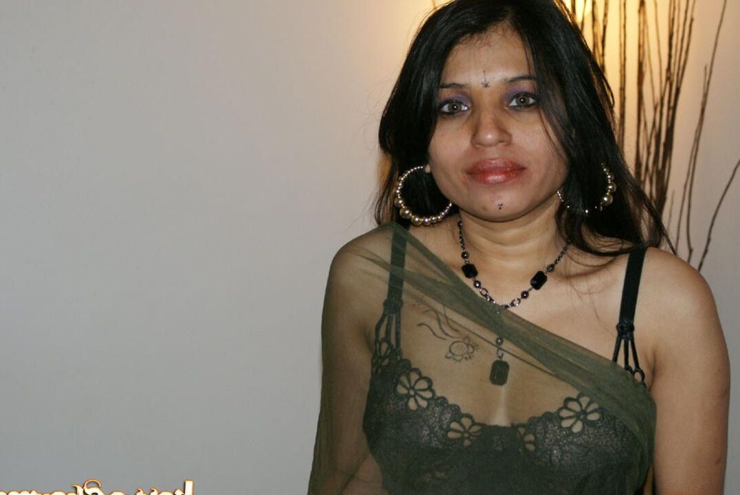 12P Kavya Sharma Kavya sexy em roupas indianas gostosas