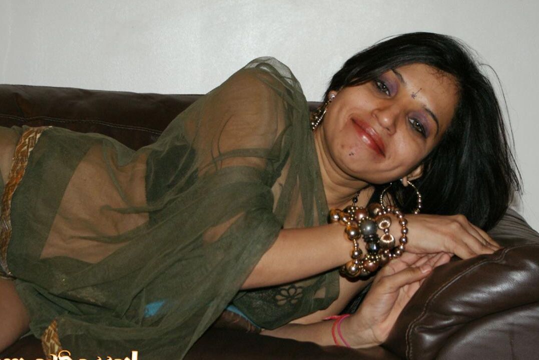 12P Kavya Sharma Kavya sexy em roupas indianas gostosas