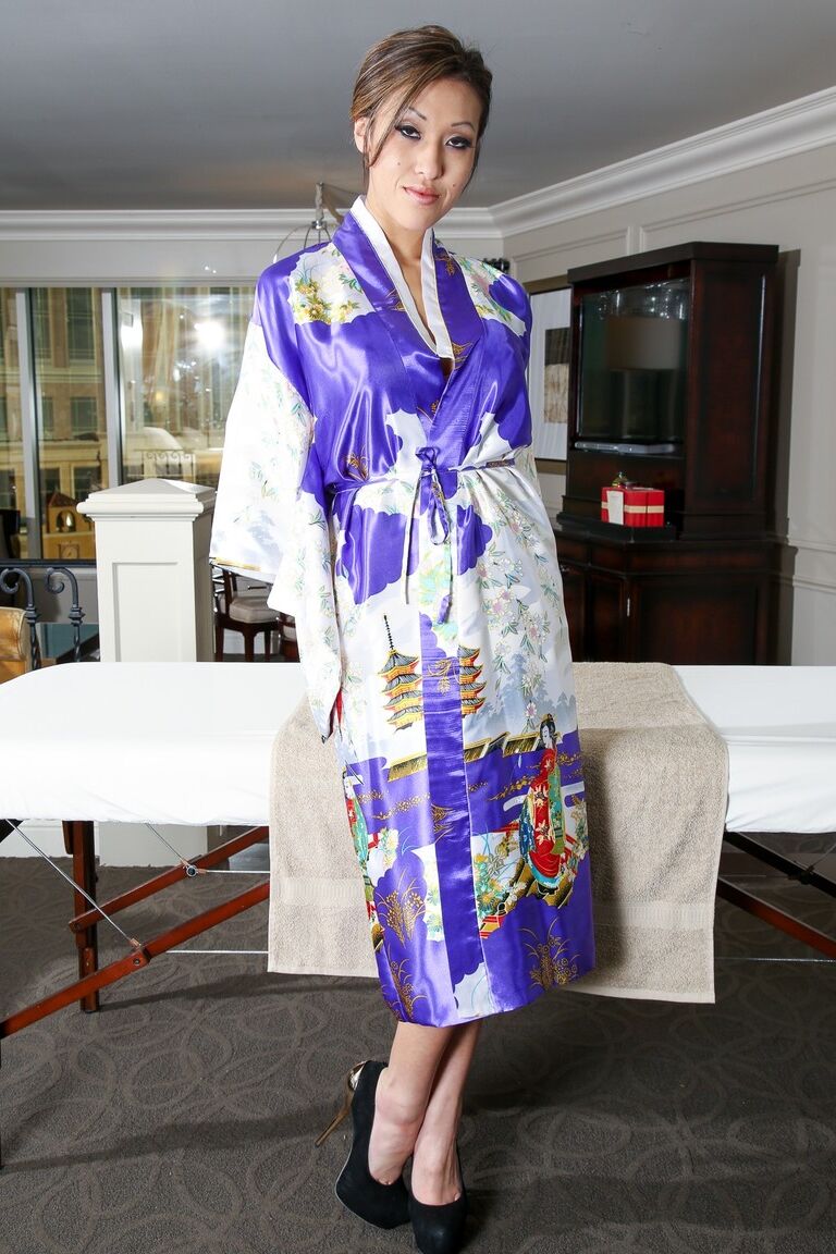 La masseuse asiatique 17P Jayden Lee enlève son kimono sexy et fait une pipe à Jack Vegas