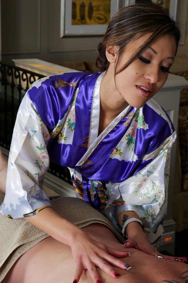 La masseuse asiatique 17P Jayden Lee enlève son kimono sexy et fait une pipe à Jack Vegas