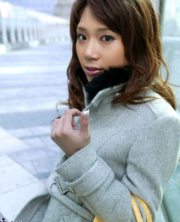 16P La japonesa Mariko se masturba el arbusto después del sexo en la cama de un hotel