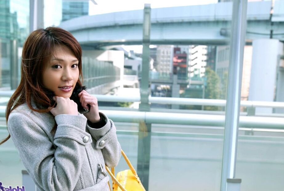 16P La japonesa Mariko se masturba el arbusto después del sexo en la cama de un hotel