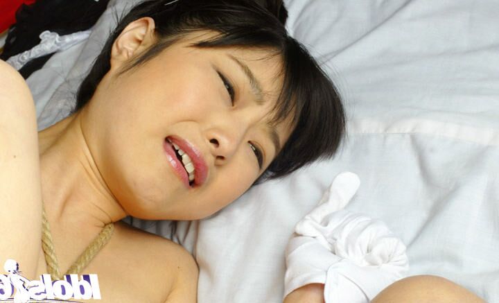 16P Bound asiática coed recebe sua vulva peluda recheada com brinquedos sexuais