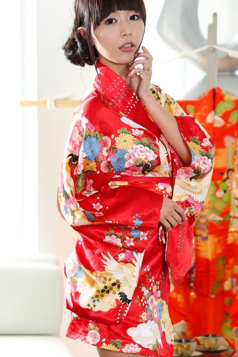 17P A morena japonesa Marica Hase tira o quimono e se exibe