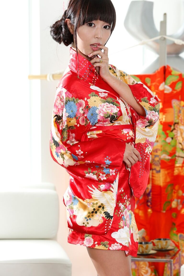 17P A morena japonesa Marica Hase tira o quimono e se exibe