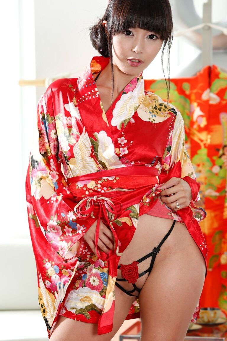 17P A morena japonesa Marica Hase tira o quimono e se exibe