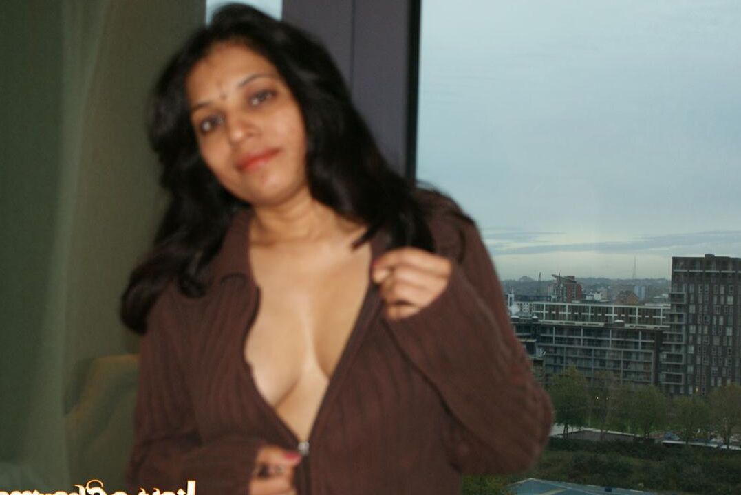 12P A indiana Kavya Sharma libera seus seios naturais de um suéter
