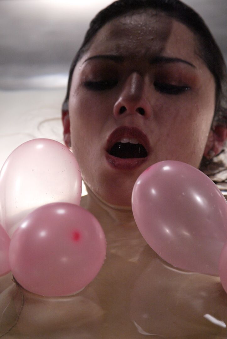 21P Bondage à Água LieLani