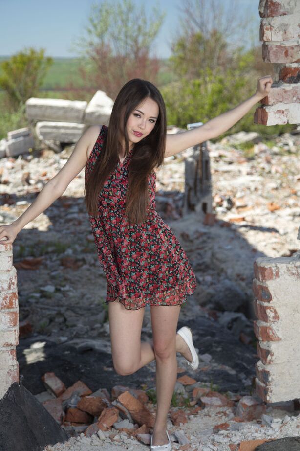 12P Pequena adolescente asiática Li Moon na buceta nua upskirt esticando a boceta ao ar livre