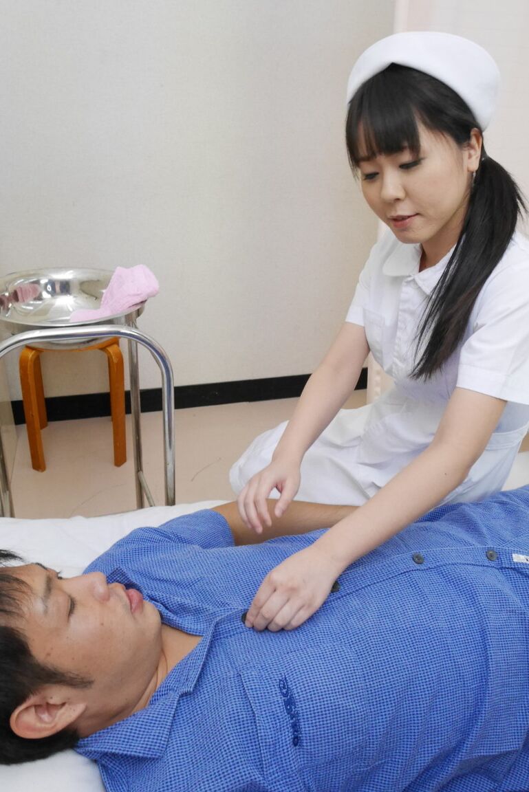 21P L'infirmière asiatique Miyuki Ojima déshabille son patient et lui donne un joli BJ